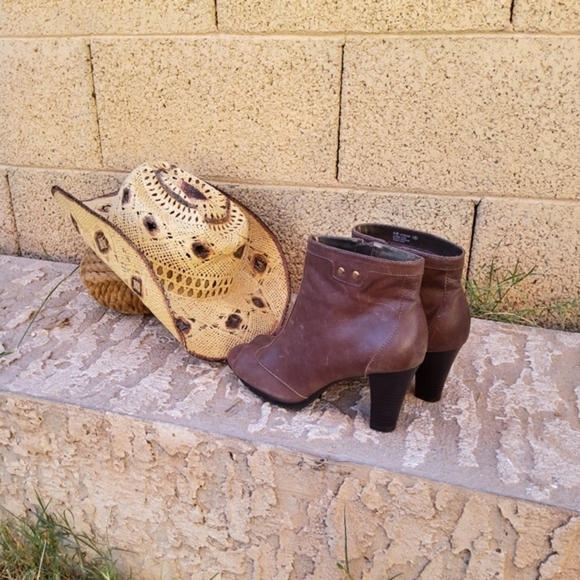 Sexy‎ little booties - Picture 3 of 6